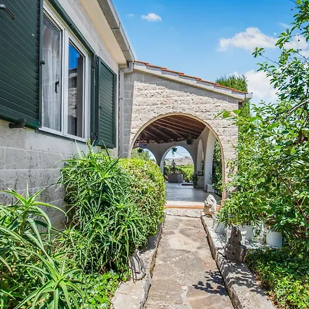 Charming Nika With The Pool 苏佩塔尔