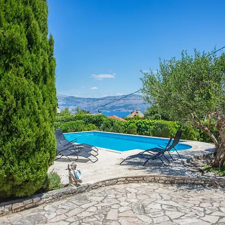 Charming Nika With The Pool 苏佩塔尔