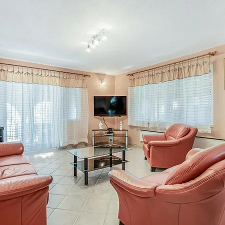 Charming Nika With The Pool 苏佩塔尔